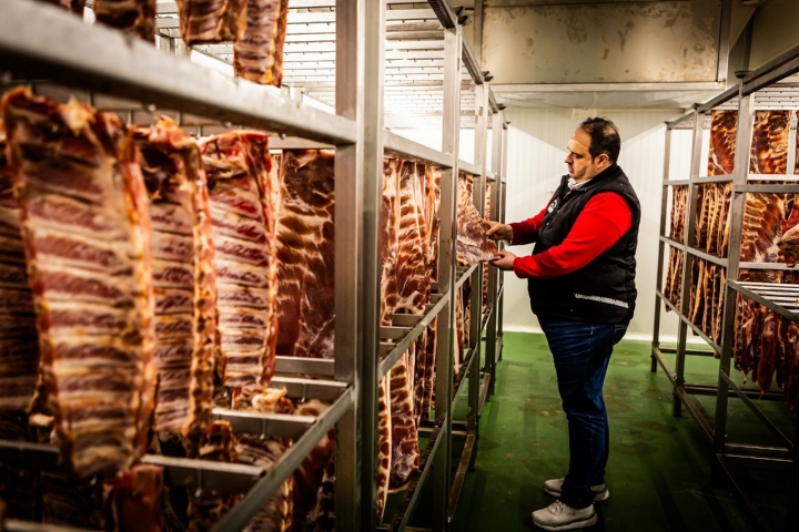 En las cámaras hay pancetas con dos acabados diferentes: con pimentón y al natural.