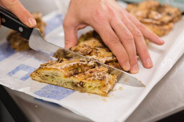 Cortando una porción de una trenza de Almudévar de la Pastelería Tolosana.