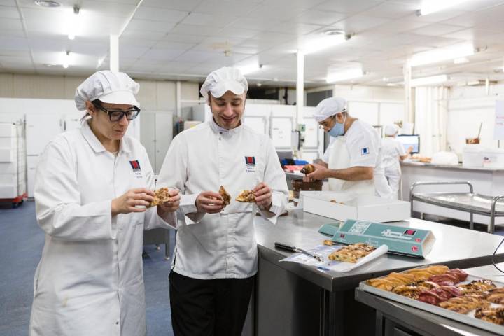 Reyes e Isidro catando una trenza de Almudévar de la Pastelería Tolosana.