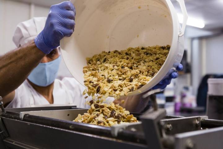 Las pasas, nueces y almendras de la trenza de Almudévar de la Pastelería Tolosana.