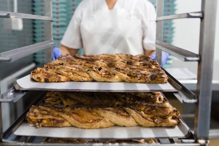 Varias trenzas de Almudévar en un carro de horno de la Pastelería Tolosana.