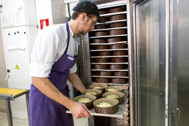 Introduciendo la masa en la cámara de fermentación.