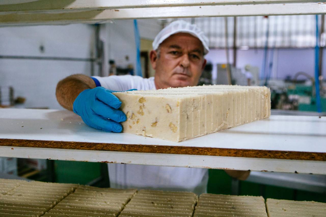 Gran parte de las familias de Castuera se dedican a la fabricación del dulce navideño por excelencia.