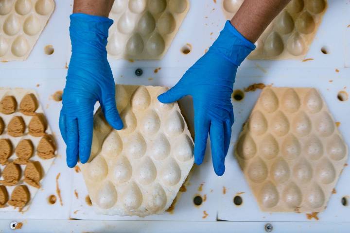 Los últimos retoques en el molde para las almendras rellenas.