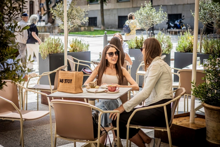 El sol llega a la terraza durante casi todo el día El sol llega a la terraza durante casi todo el día