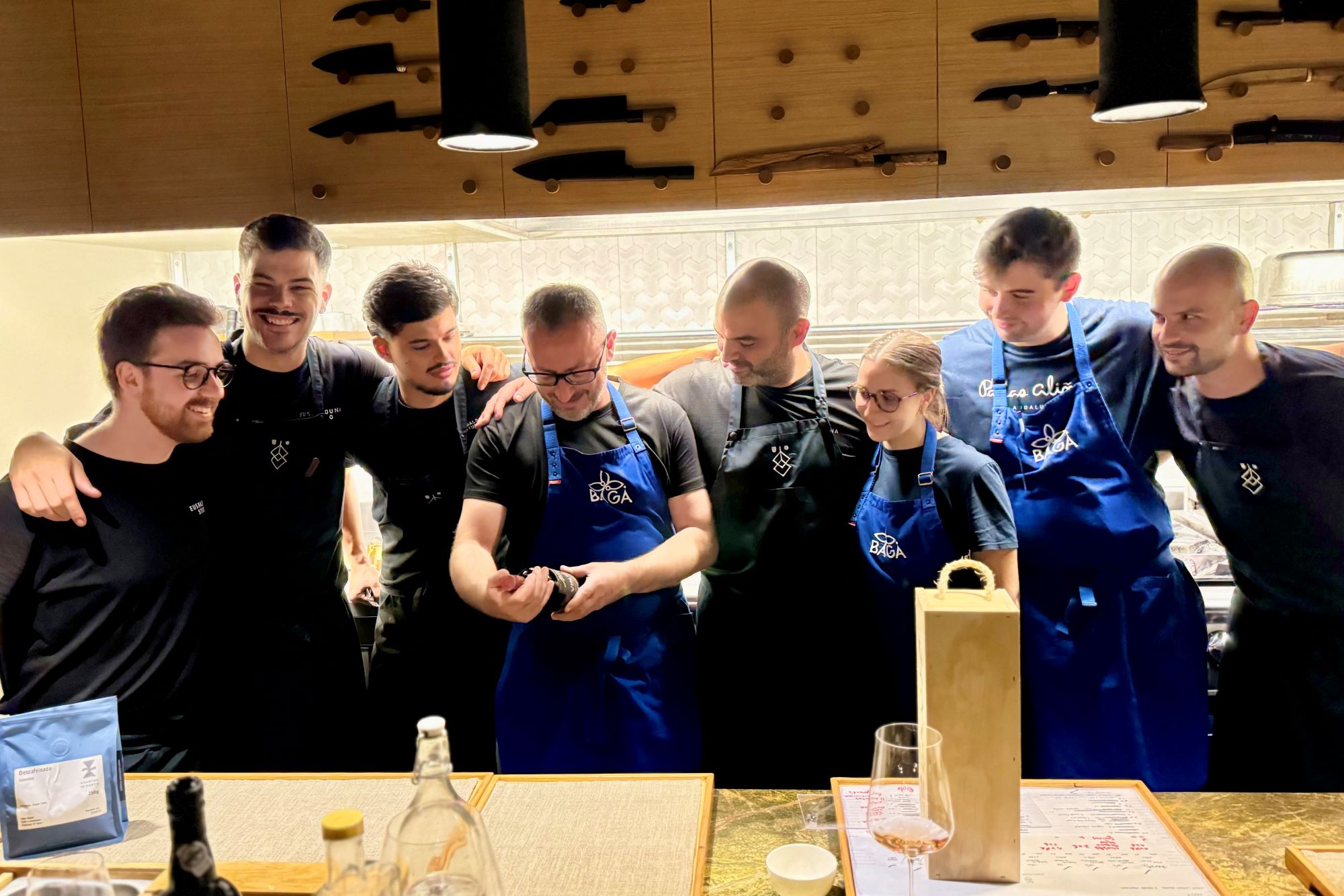 grupo de chefs con botella de vino celebrando el fin de la preparación