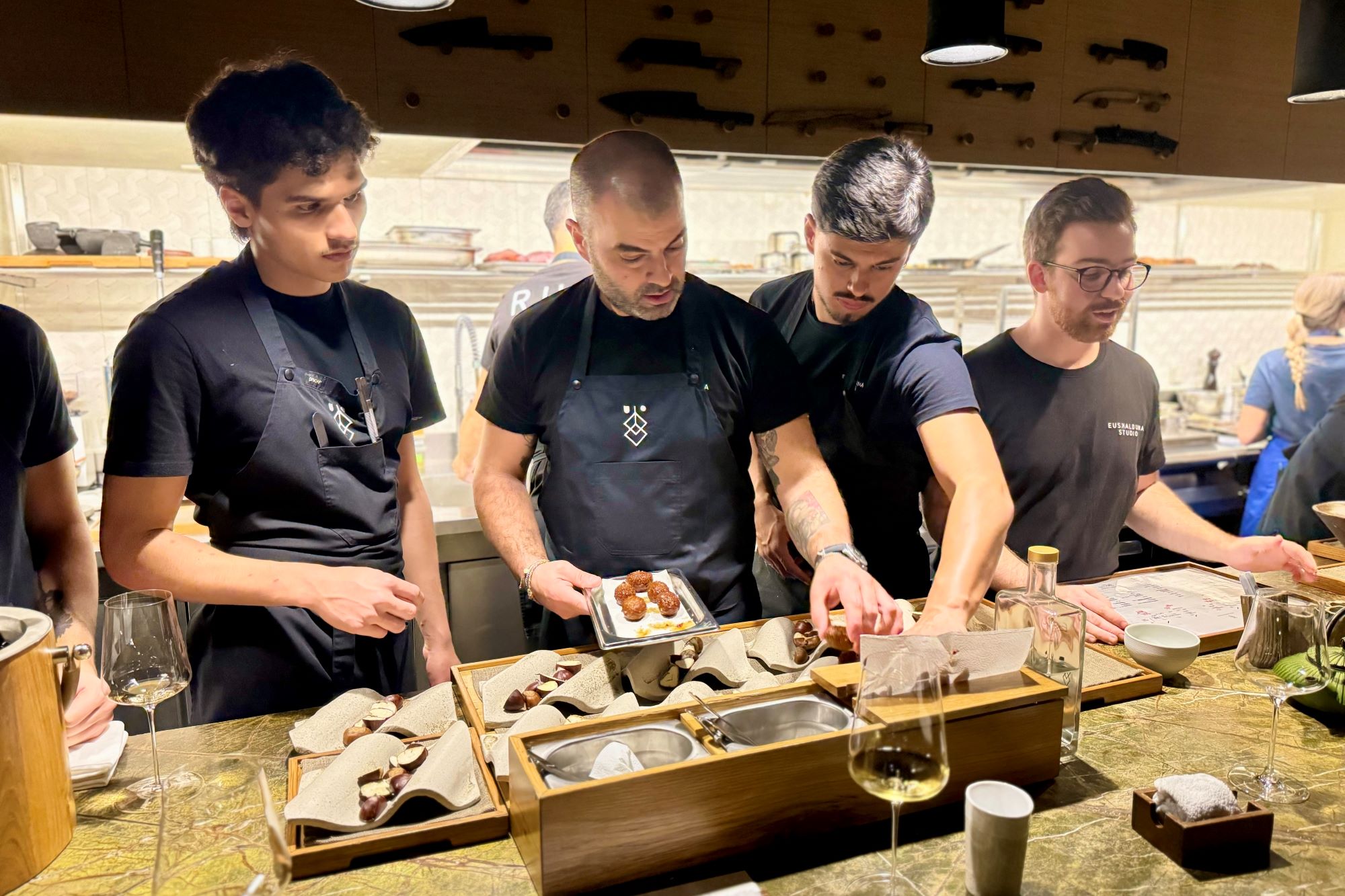 grupo de chefs cocinando