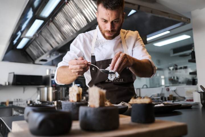  Rubén emplatando el calamar calamar en forma de tallarines confitado en un pilpil de limón, con una emulsión de ají de aguacate, fruto de la pasión y colichoco.