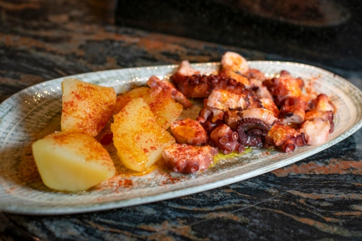 Los lunes, sí o sí hay pulpo, como manda la tradición