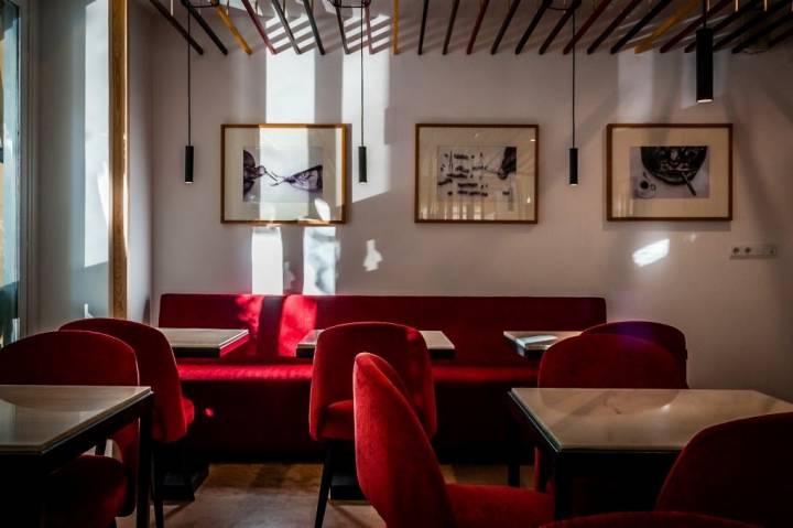 En la planta de arriba hay barra y mesas para comer raciones en un ambiente informal. Foto: Beto Troconis.