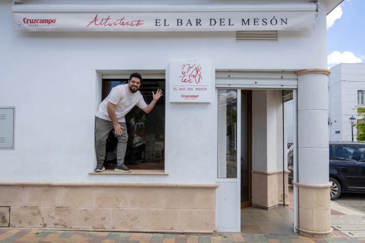 14/05/2026. Alcalá del Valle (Cádiz). Pedro Aguilera, chef y propietario de Altorterete, el bar del mesón.Foto: Álvaro Cabrera