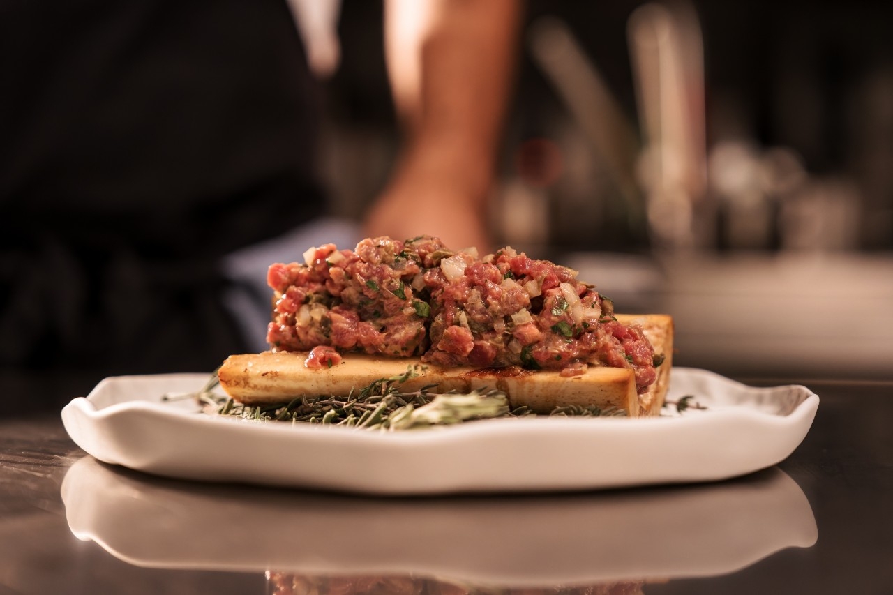 El tuétano a la brasa con tartar, uno de los platos del nuevo 'Albarada'. Foto: Cedida.