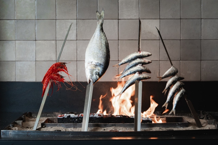 Espetos, carabineros, lubina y sardinas.... Foto: Zendra