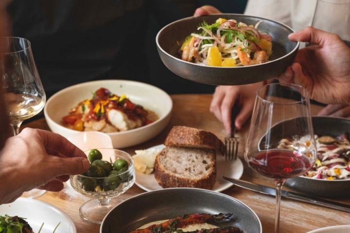 Vinos naturales y cocina con influencia italiana.