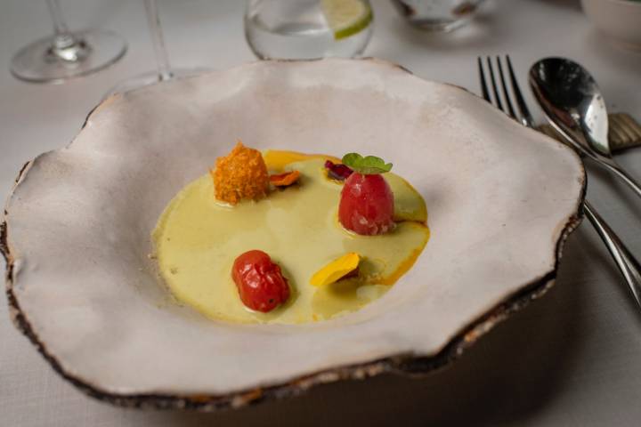 Tomate con escabeche de zanahoria, pistacho y atún curado.