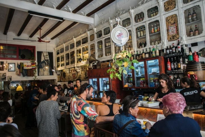 El ambiente desenfadado de 'La Bodega La Peseta', en el barrio del Cabanyal, atrae a todo tipo de público.