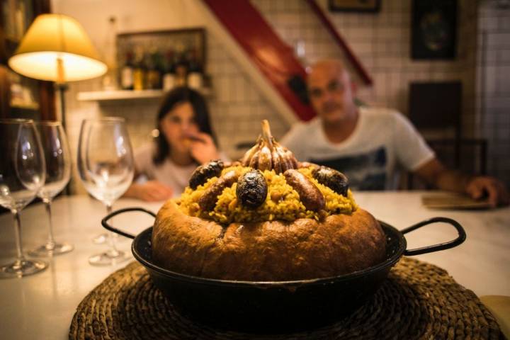 En 'Bodega La Peseta' lo cocinan sobre una calabaza.