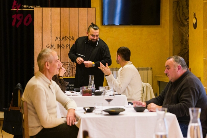 Clientes en la sala del Asador