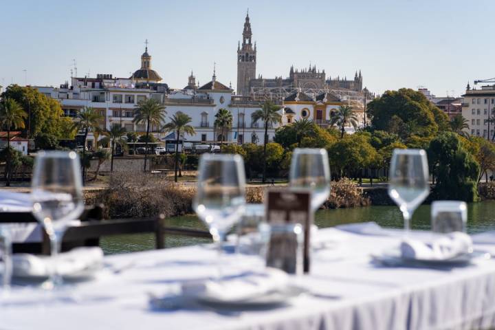 El Guadalquivir y el Puente de Isabel II son los protagonistas de esta azotea.