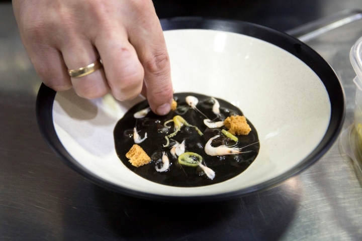 Calamar soldado de Estepona, cocinado como un arroz negro -pero sin arroz- acompañado con una salsa de la propia tinta con almidón y camarón.