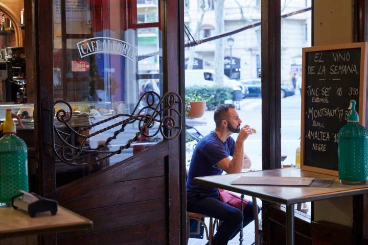 Ambiente del interior y terraza del 'Bar Alegría'.