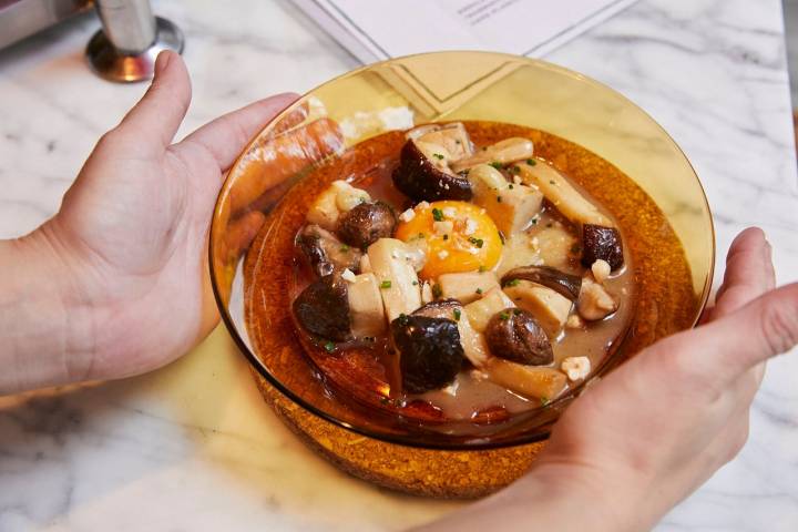 Boletus a la plancha con yema de huevo.