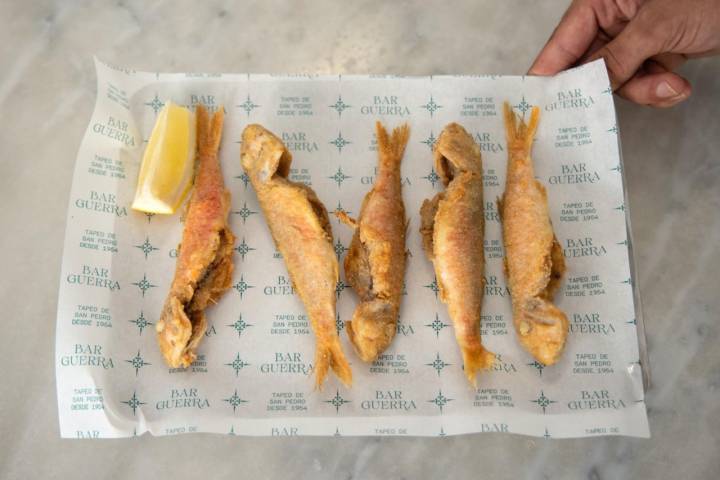 Salmonetes del Bar Guerra, en San Pedro de Alcántara (Málaga)