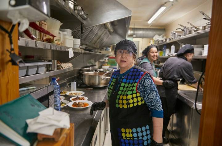 Antonia es la que manda en la cocina con mucho humor y preocupada de que su equipo haya comido antes de trabajar.