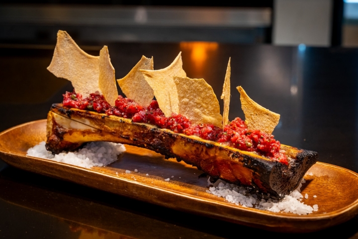 Steak tartar sobre tuétano a la brasa.