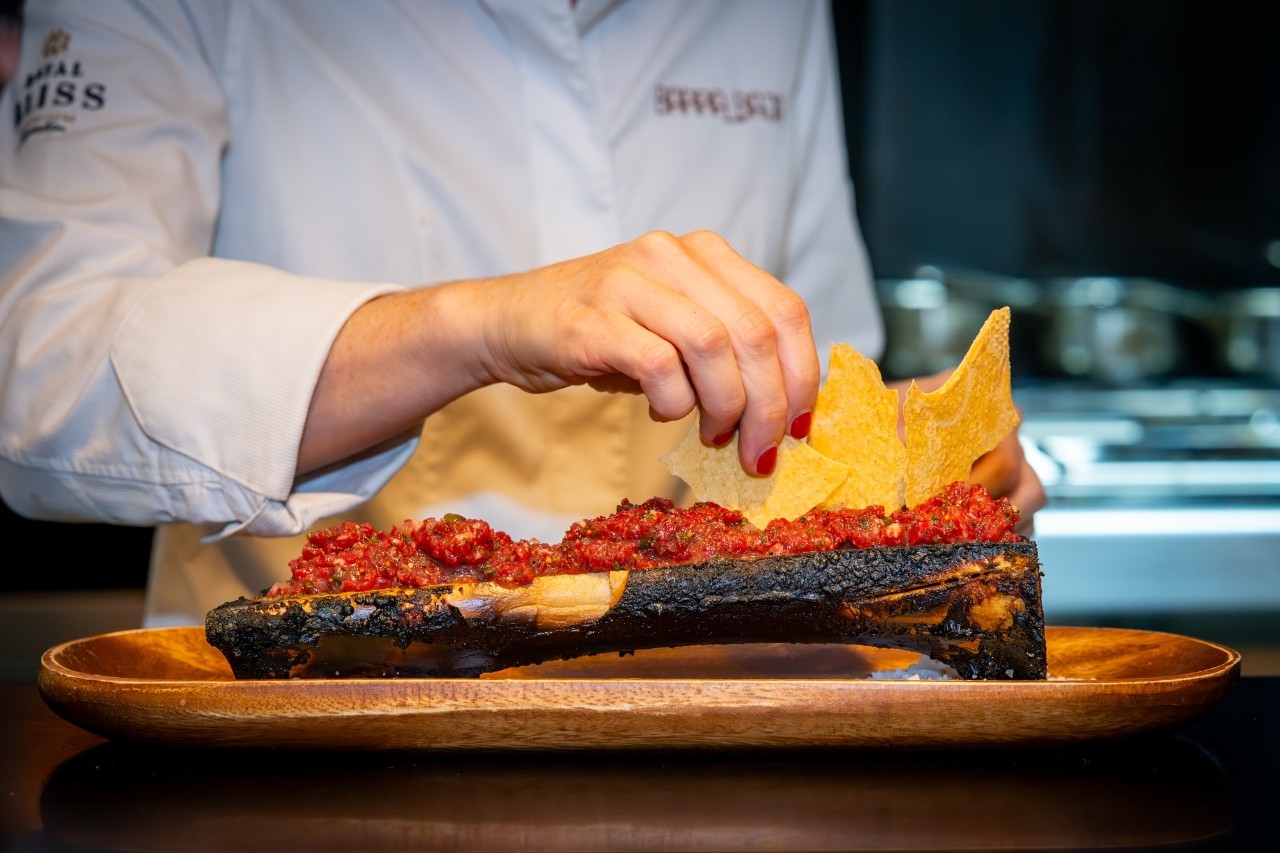 El irresistible Steak tartar sobre tuétano a la brasa.