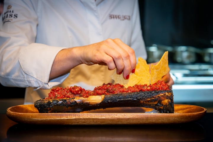 El irresistible Steak tartar sobre tuétano a la brasa.