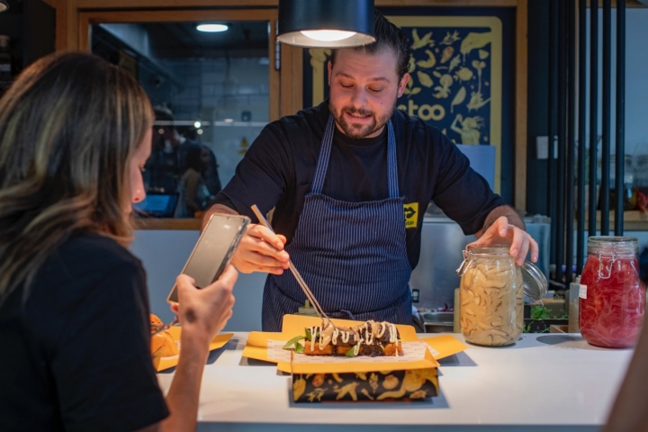 Aldo terminando de emplatar el Brioche de costilla