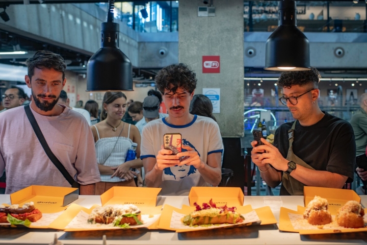 Nadie se resiste a hacer una foto de las elaboraciones de 'Gustoo''