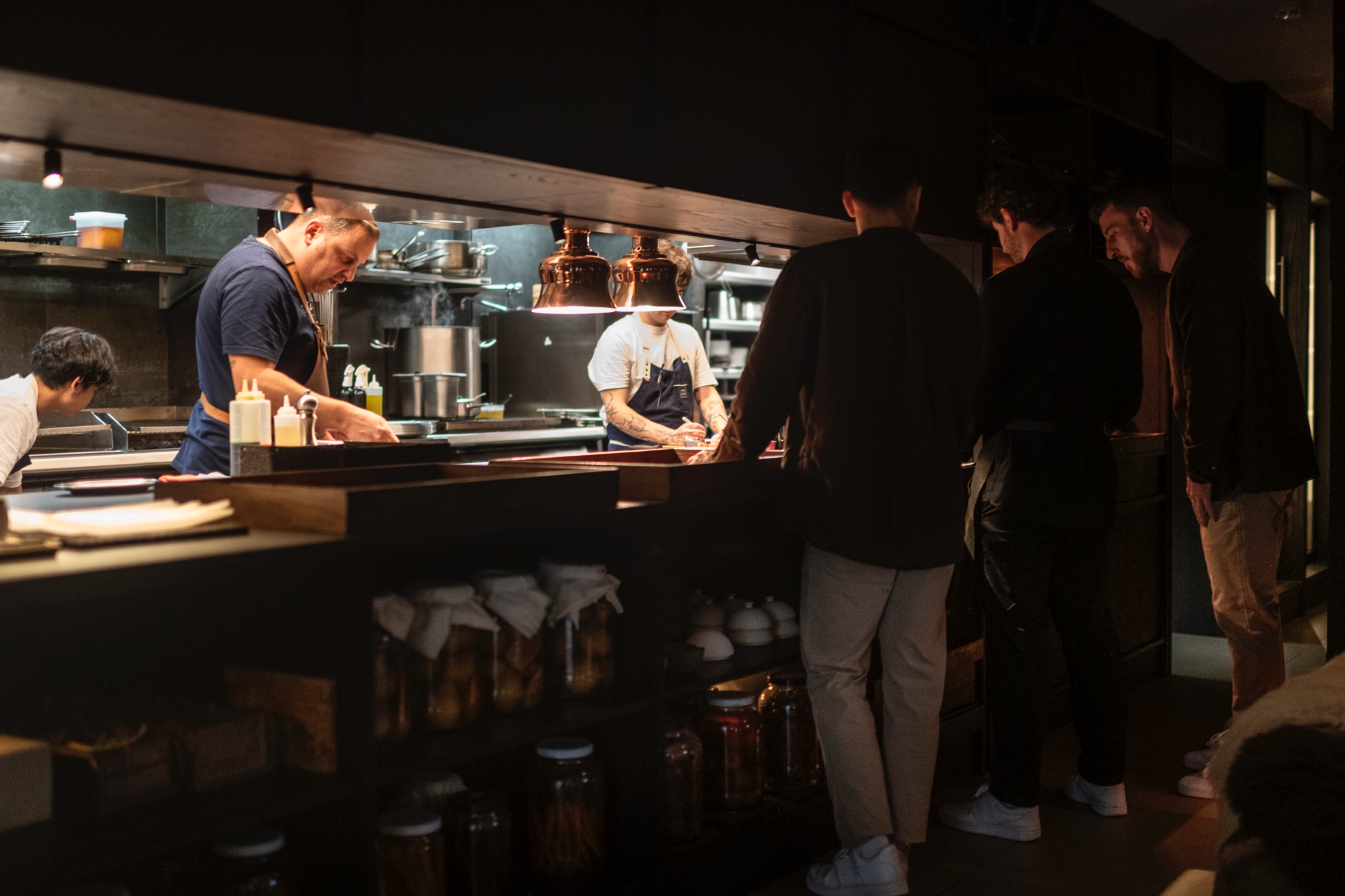 La cocina abierta permite ver cómo cocinan en 'Bascoat'.