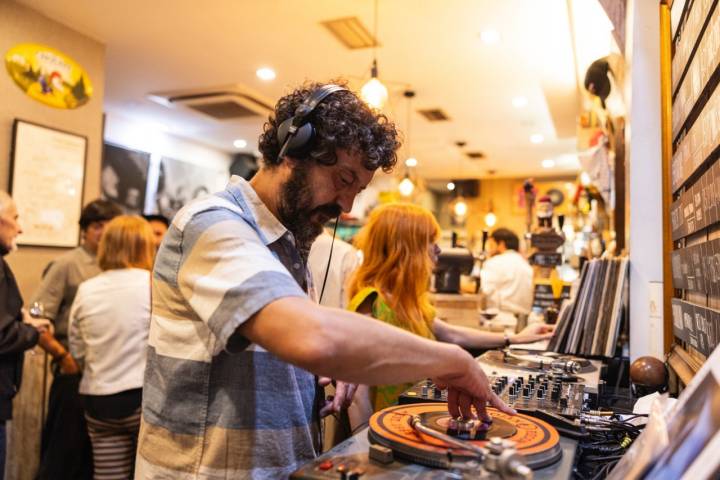 Un DJ pinchando en la sala anexa de el 'Baste'