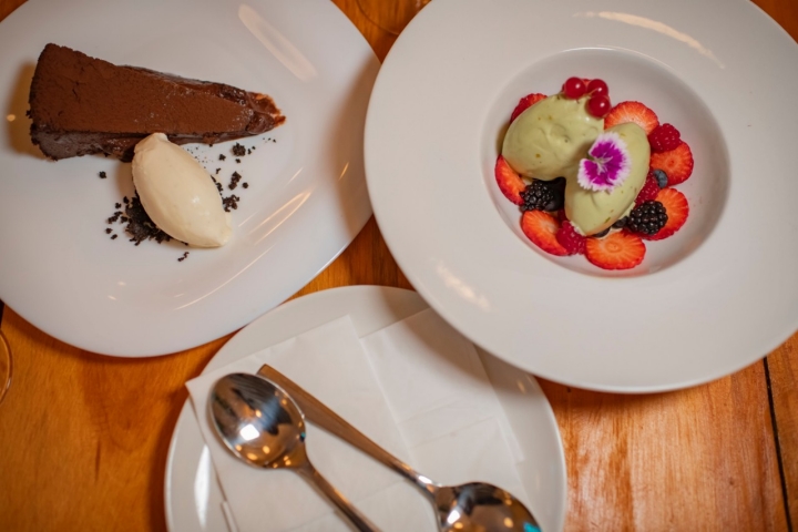 Helado de pistacho con frutos rojos y tarta de chocolate fluida.