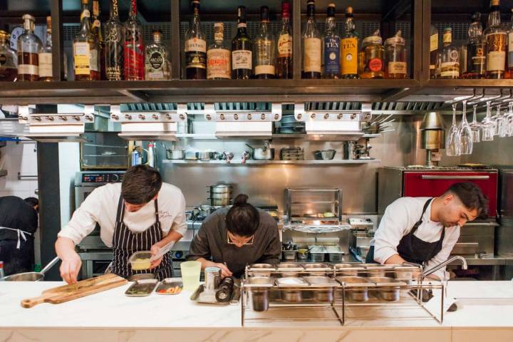 Trabajo muy cuidado en la cocina vista que es la barra de 'La Mundana'.