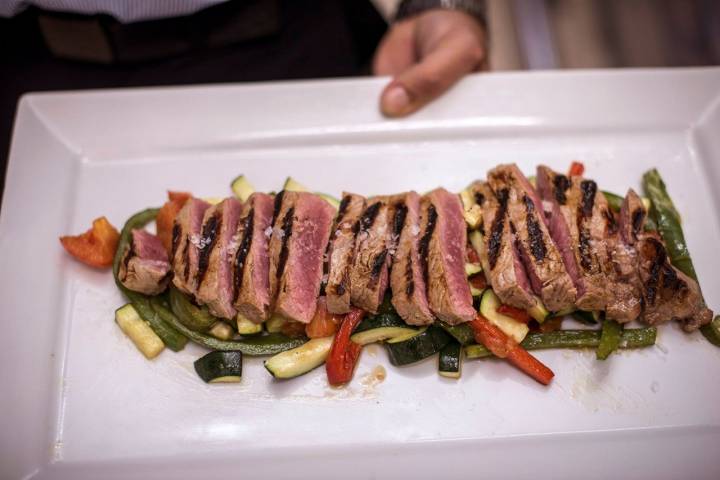 El lomo de ternera asturiana sobre verduras salteadas que el Rey probó en la bodega de Arahal.