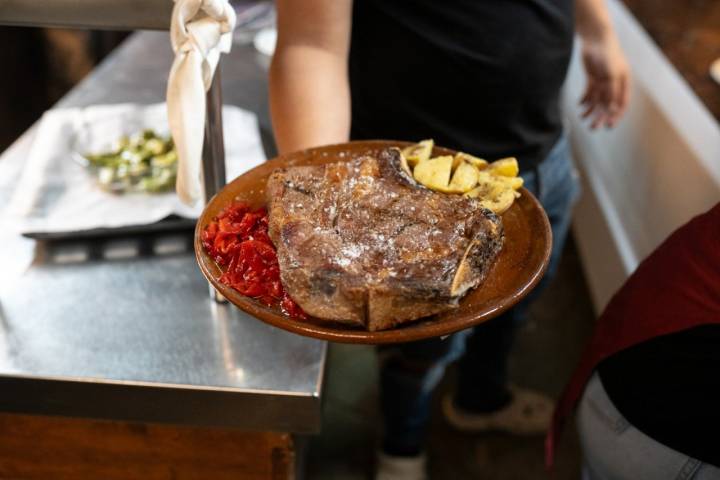 Carne en una de las bodegas subterráneas de El Perdigón (Zamora)