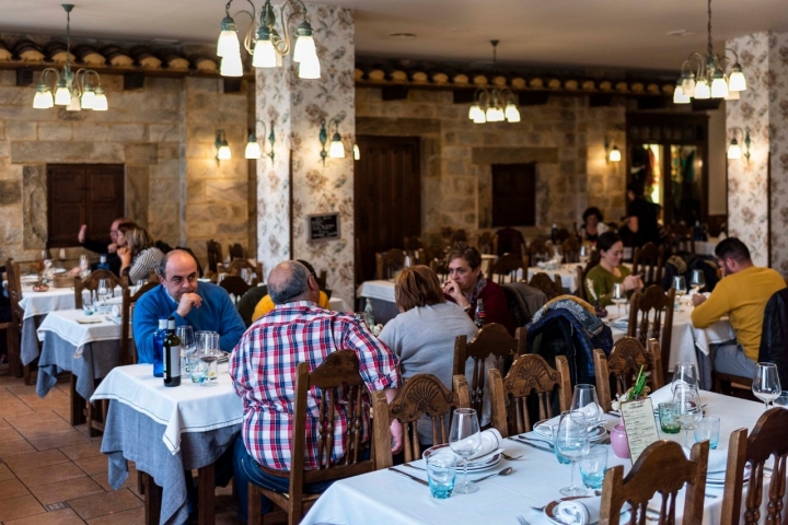 El comedor hacia la mitad del cocido, casi lleno entre semana.