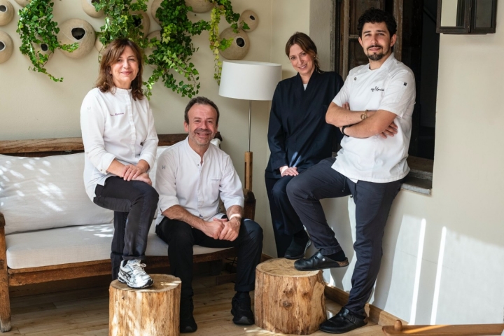 Esther, Nacho y Sandra Manzano, junto a Jesús Sánchez, del restaurante Casa Marcial (Asturias).