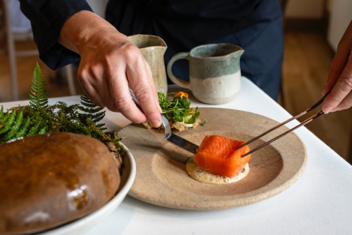 Trucha del río Bedón en su propio hábitat de raíces, musgo y hojas secas del restaurante Casa Marcial (Asturias). Trucha del río Bedón en su propio hábitat de raíces, musgo y hojas secas del restaurante Casa Marcial (Asturias).
