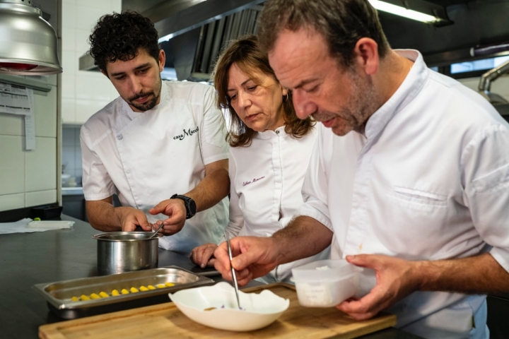 Jesús Sánchez, Esther y Nacho Manzano en la cocina del restaurante Casa Marcial (Asturias). Jesús Sánchez, Esther y Nacho Manzano en la cocina del restaurante Casa Marcial (Asturias).