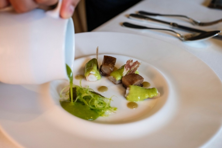 Plato de morros de cerdo y navajas del restaurante Casa Marcial (Asturias). Plato de morros de cerdo y navajas del restaurante Casa Marcial (Asturias).