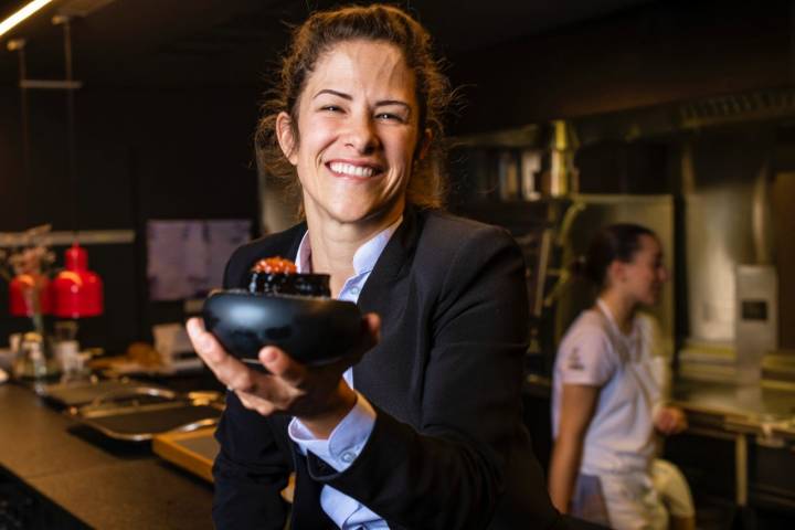 La chef Rakel Cernicharo, del restaurante Karak, con uno de sus platos