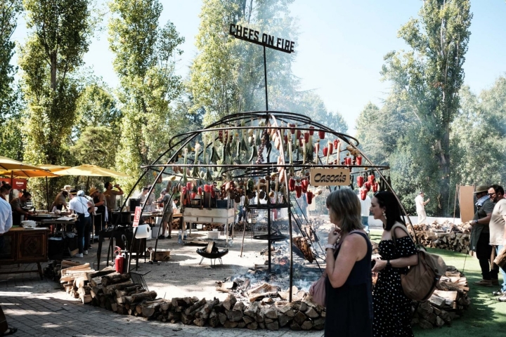 La hoguera de la zona portuguesa, uno de los grandes reclamos del festival.