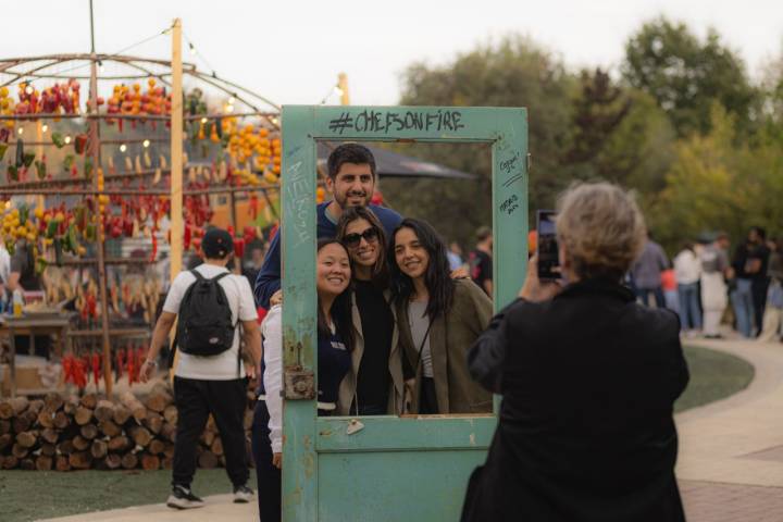 Varias personas se hacen una foto en el photocall original del festival.