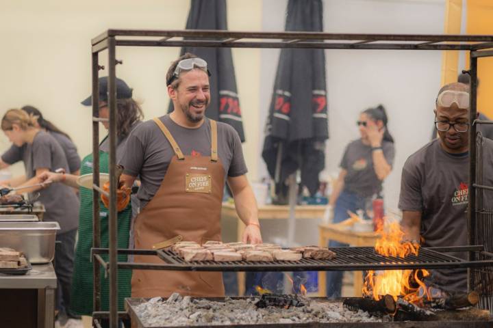 El chef Javier Estévez controlando las brasas.