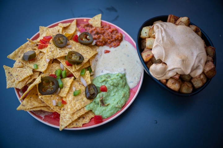 Nachos y patatas bravas.