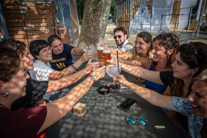 Un grupo de jóvenes brindando.